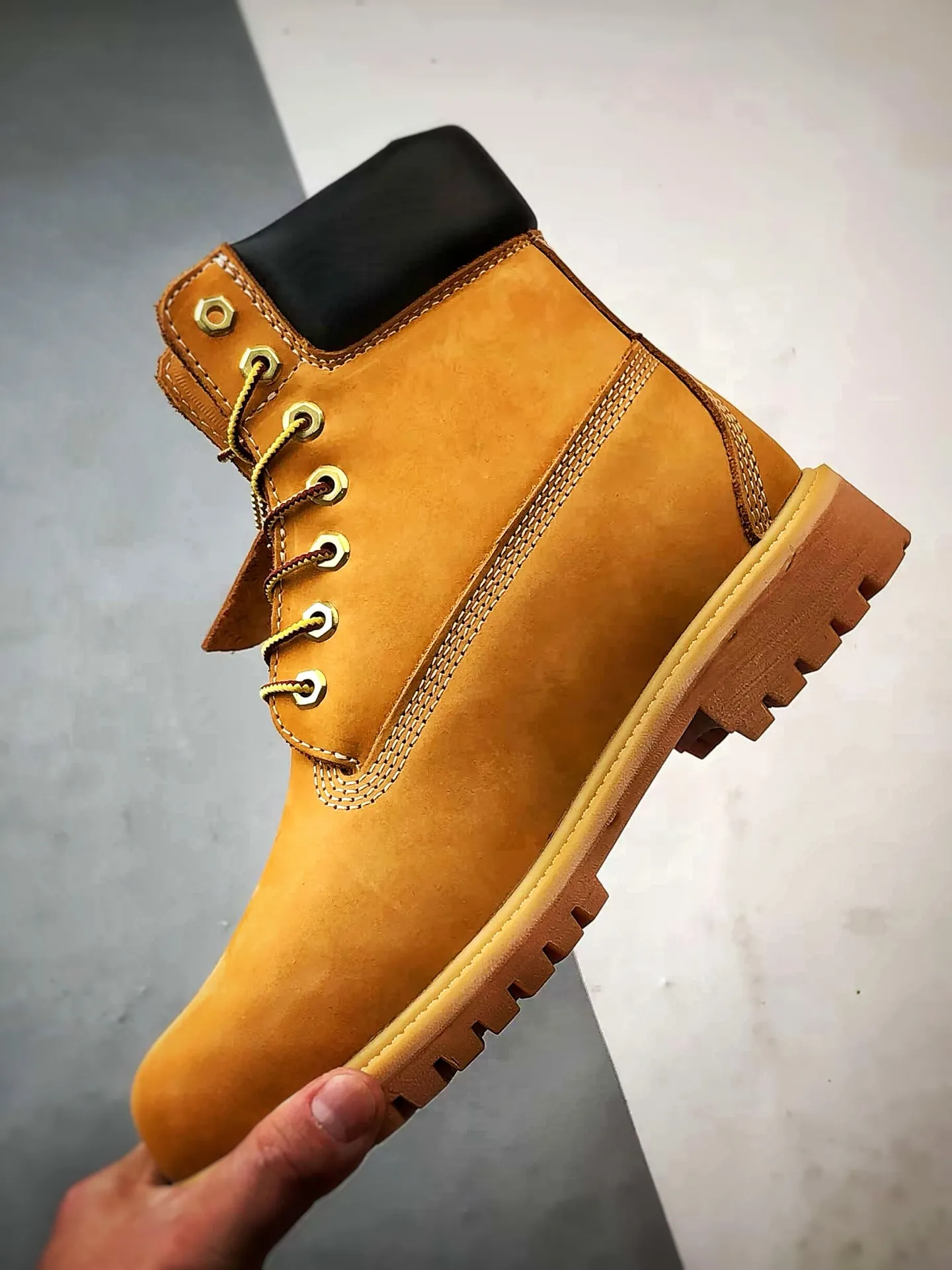 💰480 Timberland Timberland/Timberland 6 Inch Leather Boots (high cost-effective version) classic outdoor 6-inch rhubarb boots. Four-line computer stitching and the same imported first-layer nubuck leather with anti-waterproof function (all interiors are matched with genuine leather materials!!) Original consistent full nubuck leather collar, anti-fatigue shock absorption, honeycomb PU insole, lightweight non-slip rubber two-color combination sole ❗️Original hardware molded shoelace buckle Newly upgraded top-notch craftsmanship. Original factory in Zhongshan. Original imported waterproof leather. Injection molded outsole. Horizontal folding dynamic water-repellent. Original uniform fully frosted leather collar. Brand new original factory packaging shoe box. Item number: TB010061713. Female size: 35.5 36 37 37.5 38 38.5 39. Male size: 39.5 40 41 41.5 42 43 44 45 (leather shoe size)